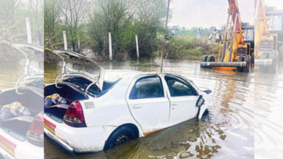 7 of family die as car falls into pit in Jaipur