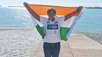 Jiya 1st autistic female to swim across Catalina Channel in US