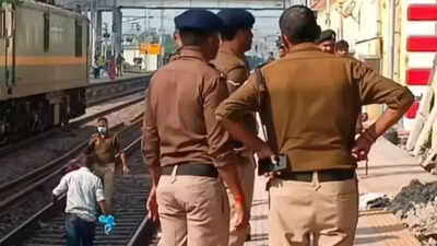 Mumbai: Two dead, three injured after being hit by train near Sandhurst Road railway station