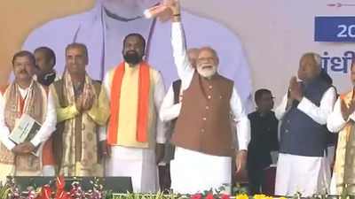 Signature 'gamcha' returns: PM Modi’s wave steals show in Patna after Nitish Kumar takes oath - Watch