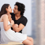 Even fans are surprised at Shah Rukh Khan's reaction to Karisma Kapoor twirling and dancing in beautiful outfit