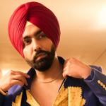 Fan throws phone at Enrique Iglesias during Mumbai concert, singer clicks selfie before throwing it back. Watch