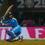 Enrique Iglesias waves at star-struck fan while stuck in Mumbai traffic on his way to day 2 of concert. Watch